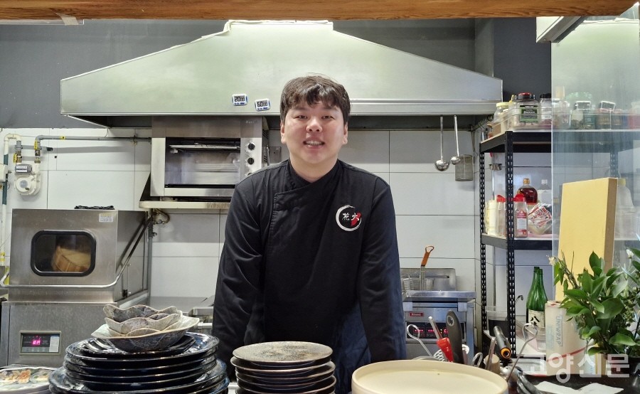 오사카로 요리 유학을 떠나 현지의 요리와 문화를 익히고 돌아온 김대욱 대표. 