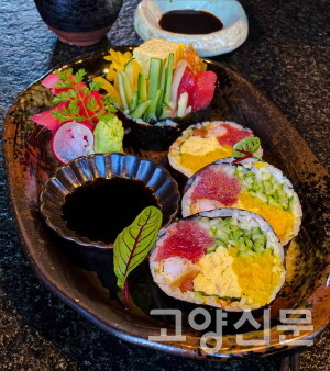 채소가 가득 들어간 참치회 김초밥 후토마끼.