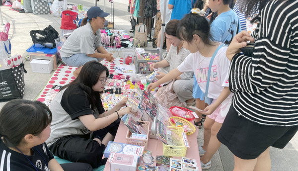  덕양행신종합사회복지관이 복지공동체 조성을 위해 ‘찾아가는 플리마켓’을 열었다. [사진=덕양행신종합복지관]