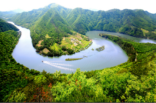 충북 괴산의 '산막이 옛길'에서 조망되는 풍경. 