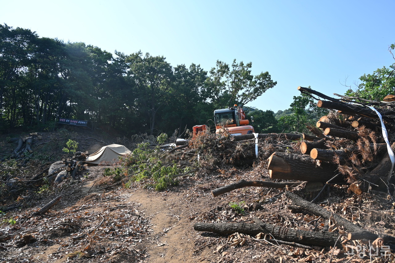 송전탑 공사가 진행된 개명산 앞 공사현장. 인근 목암마을 주택과 불과 200m 남짓 떨어져 있어 주민들이 크게 반발하고 있다.  