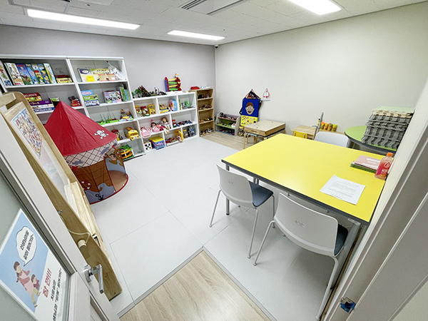 {사진 위부터) 복지관 다온아동발달센터 치료실 매트 시공 전과 후 [사진 = 고양시지축종합사회복지관]