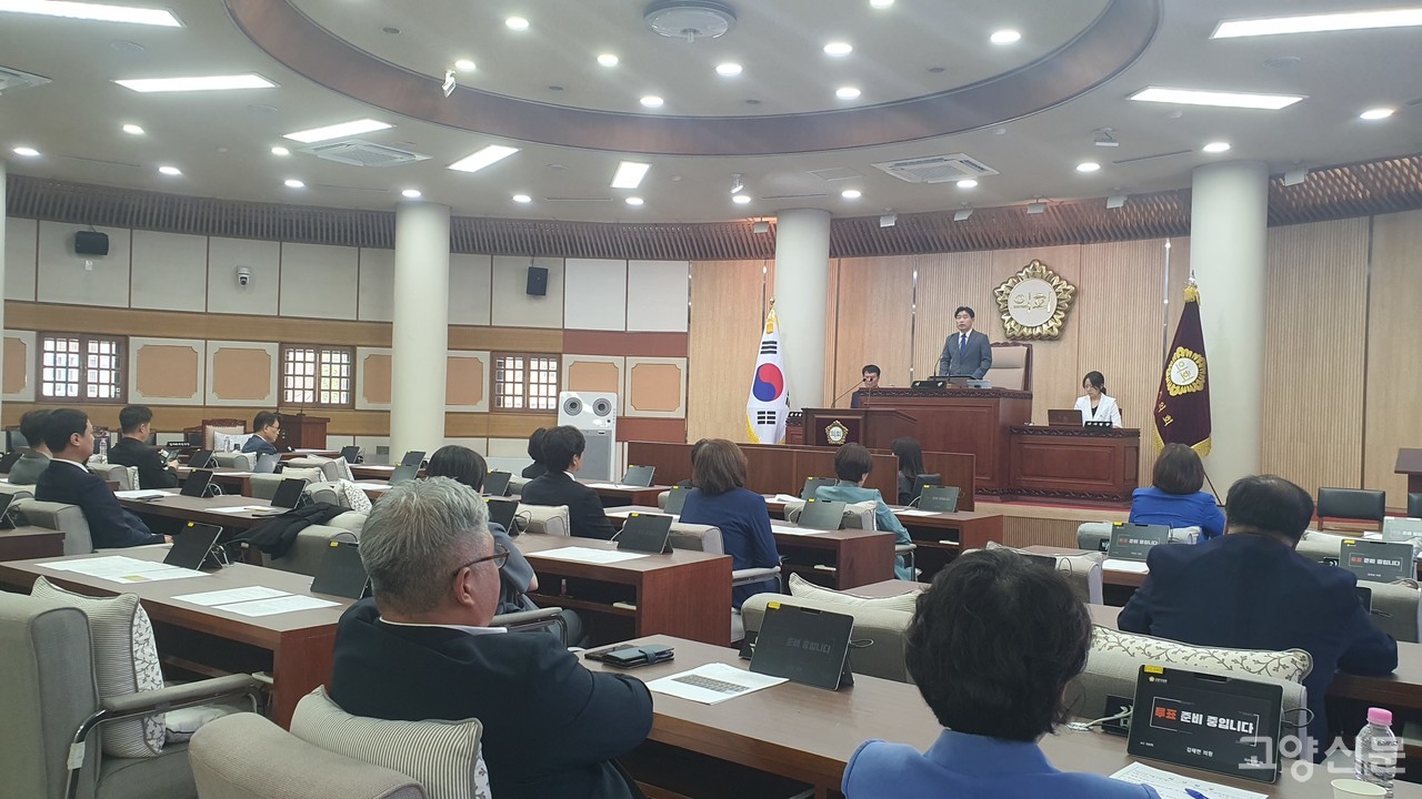 지난 1일 고양시의회는 국민의힘 의원 15명이 불출석하고 민주당 의원 17명과 탈당의원 2명만이 참석한 가운데 제9대 고양시의회 후반기 의장 선거를 치렀다. 그 결과 참석의원 19명 전원의 득표를 얻은 김운남 의원이 의장에 당선됐다. 