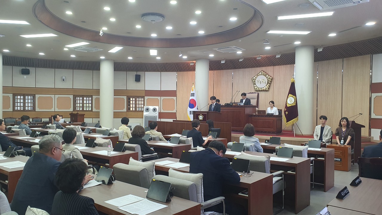 3일 국민의힘 의원 15명이 불참하고 19명의 의원만 참석한 가운데 부의장 선거를 치른 결과, 신현철 무소속 의원이 18표를 얻어 당선됐다.