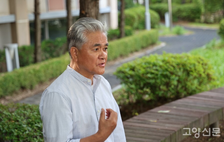 2000년데 초 일산에서 국회의원을 지낸 정범구 전 주독일 대한민국대사.  누구보다도 깊은 애정을 가진 고양신문의 애독자다. 