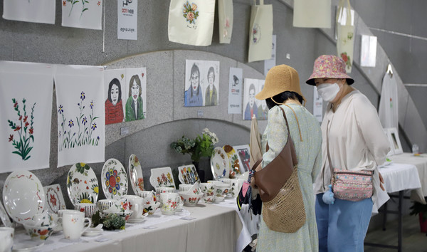 전시회에서 작품을 감상하는 시민들.