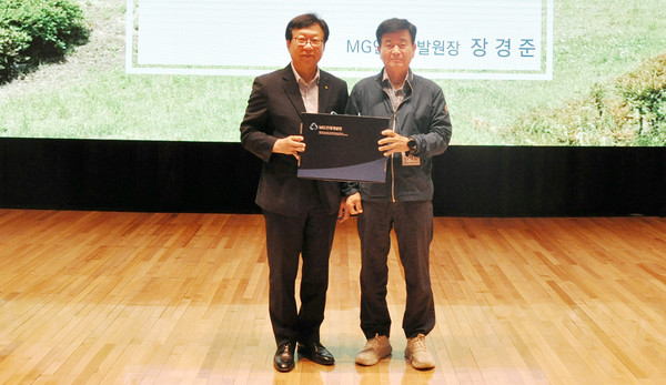 장경준 MG인재개발원장(왼쪽)과 김재진 고양누리이사장(오른쪽)이 나란히 자리해 인사를 하고 있다. 
