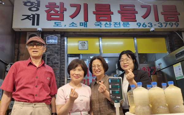 성사1동이 형제참기름을 별모래 나눔가게 4호점으로 지정하고 현판을 전달했다.