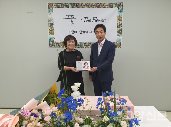 권지선 농업기술센터 소장(오른쪽)이 공로패를 전달하며 "새롭고 도전적인 일을 많이 했으며, 퇴직 후에도 농업인들께 도움주는 보람된 날들 응원한다"고 말했다.