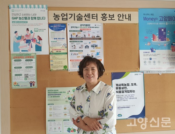 38년간 공직생활을 마감하는 날 이영애 과장이 농업기술센터 홍보안내판 앞에서 기념사진을 찍었다