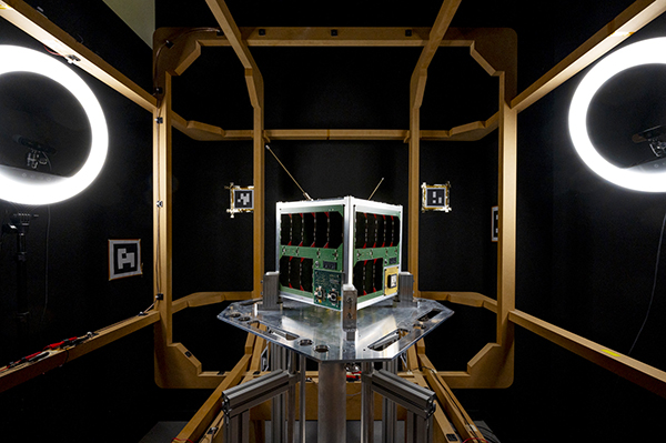 OOV-CUBE 위성의 자세제어 검증 모습 [사진 제공 = 유럽 항공우주국(ESA)]