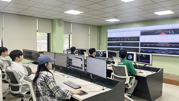 OOV-CUBE의 운용을 함께할 한국항공대 교내 분산형 우주 시스템 연구실의 위성 관제센터 [사진 제공 = 한국항공대학교]