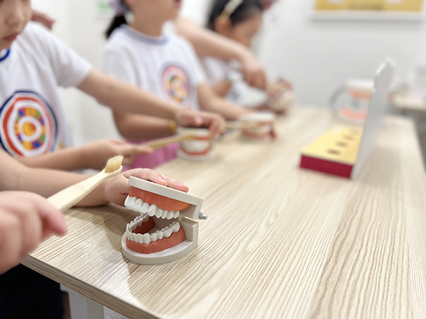 직접 칫솔질 체험을 하는 아이들