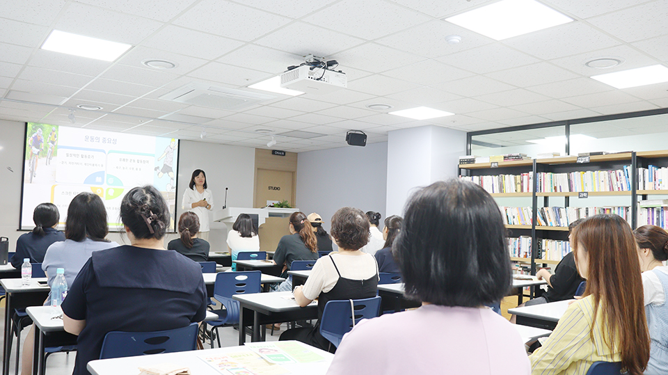 ‘가공 음식을 줄이는 자연 건강식 배우기’ 건강특강 참석자들이 강영호 닥스메디교육원 고문의 강의를 듣고 있다.