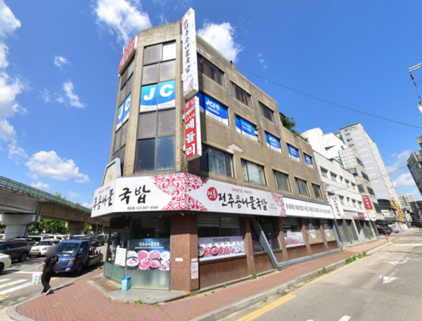 창간 3개월이 지난 1989년 9월, 주간고양(고양신문 전신)은 토당동 허스프라자를 떠나 주교동 세원빌딩으로 사무실을 옮긴다. 사진은 세원빌딩(교외선 고가철로 옆)의 현재 모습. 