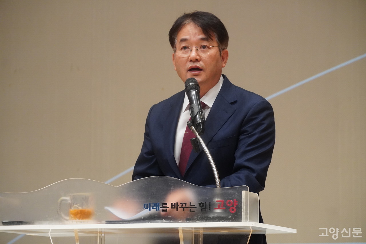 지난 4일 민선8기 2주년을 맞아 고양시청 문예회관에서 기자회견을 하고 있는 이동환 고양시장.