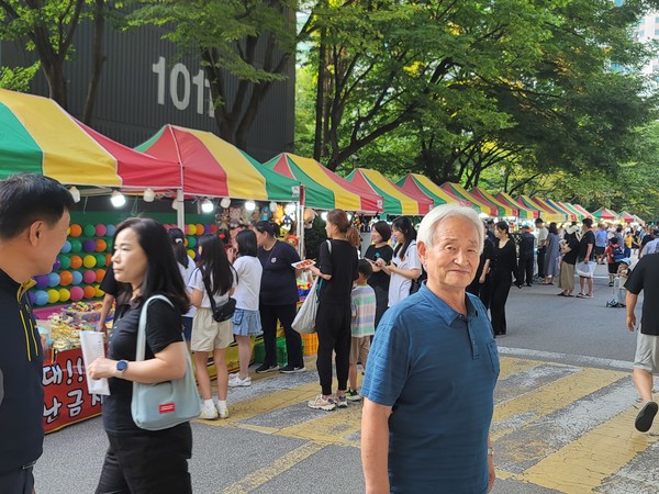 (맨오른쪽) 김윤기 건영 아파트 동 대표 회장