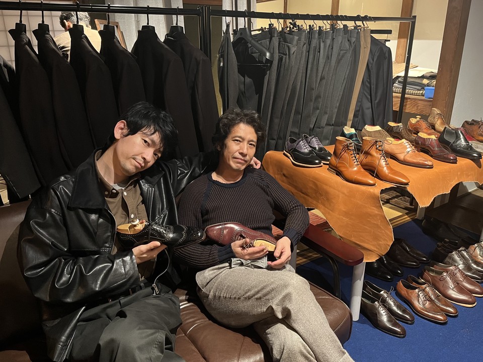 (왼쪽부터) 양준혁, 타카노 케이타로가 일본에서 함께 찍은 사진.  스승 타카노로부터 수제화 기술을 배울 당시 '1부터 다시 시작하는 용기'에 대한 정신이 그에게 가장 큰 배움이었다고 말했다.