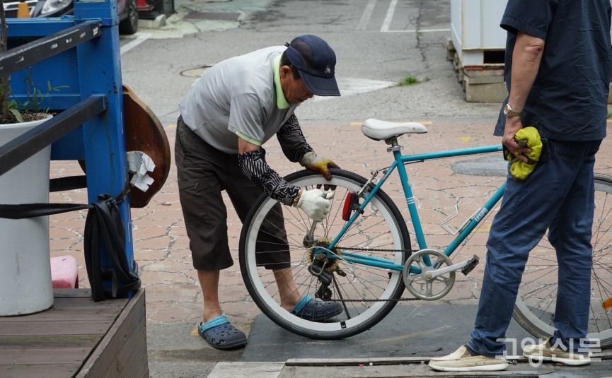 인터뷰 도중 손님 두어 명이 찾아왔다. 익숙한 솜씨로 척척 자전거를 만지는 김용주 어르신. 