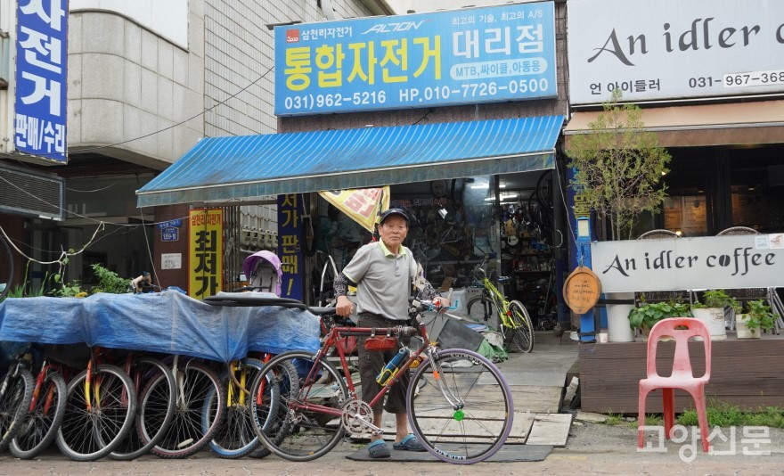 5년 전 옮겨온 자전거포에 아내와 함께 매일 출근하는 김용주 어르신. 요즘도 자전거를 즐겨 타며 건강을 지키고 있다.  