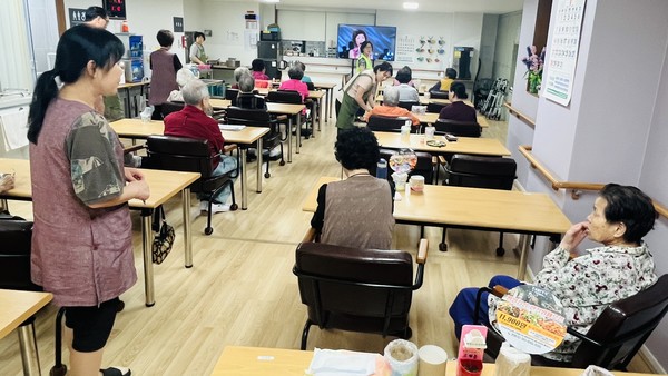 살림데이케어센터 노인들이 서로돌봄 프로그램으로 진행된 음식을 나누고 있다.