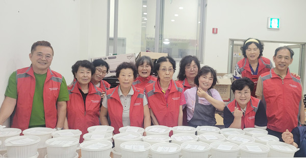  대덕동 지역사회보장협의체가 저소득 어르신들에게 영양과 정성이 가득한 사랑의 삼계탕을 전달했다.