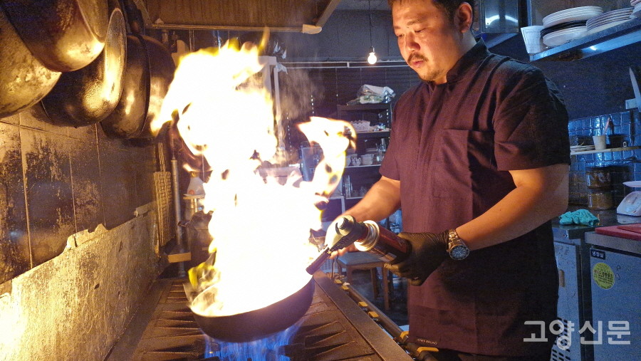 고열로 불맛을 입히면 겉은 바삭하고 속은 쫄깃 촉촉, 고기의 맛을 끌어올려준다. 