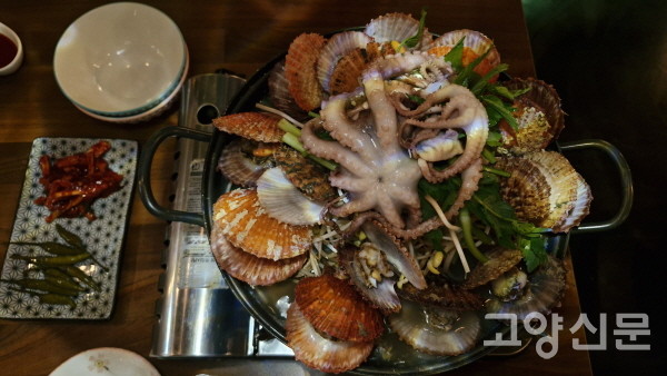 싱싱한 제철 가리비와 낙지가 통으로 올라간 가리비 백합연포탕. 칼국수를 추가해 든든하게 즐길 수 있다.