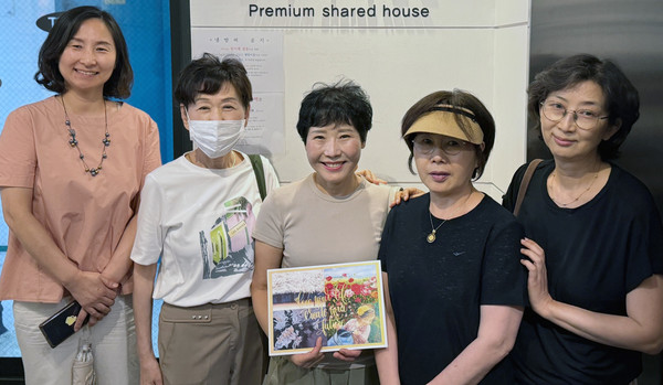 필, 그림 모임이 전시회에서 김신실 문촌9종합사회복지관장(맨 왼쪽)과 함께 자리했다.