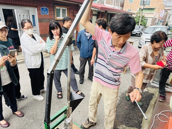 탄소발자국 헬스PT 참가자들이 플라스틱 두부용기를 빨래집게로 만드는 체험을 하고 있다.