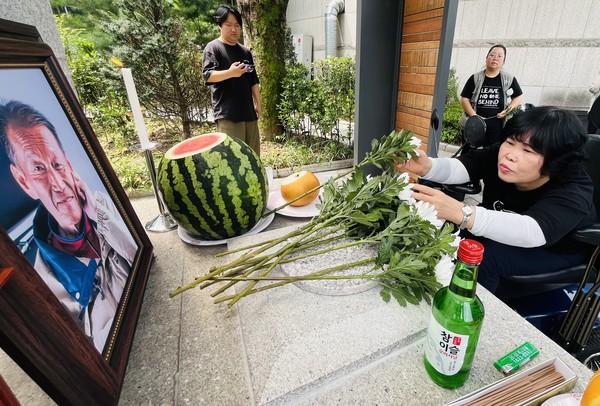 고 황정용씨 추모제에 헌화하는 동생 황남산씨