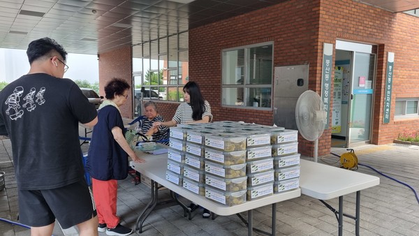 오이지 2500개를 담가 나눔하는 풍산동복지협의체