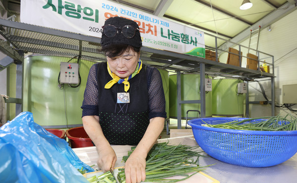파를 다듬는 김봉회 신도농협 고향주부모임 회장. 정성담긴 양념도 이날 만들어 김치를 담갔다.