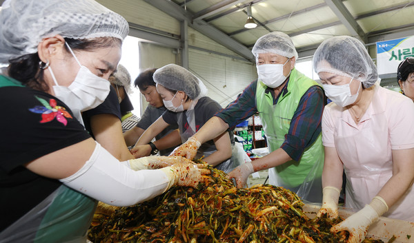  열무김치를 버무리는 홍성규 조합장과 봉산단원들.