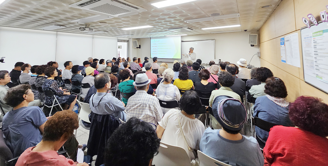 Idosos ouvem uma palestra do médico de medicina oriental Yu Young-woo no Deojiang Elderly Care Center.