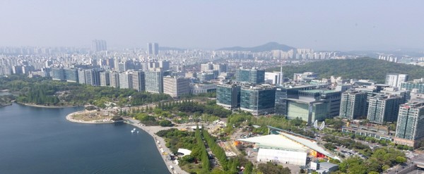 대한민국을 대표하는 아파트도시인 일산. 하지만 35년 전에는 한강하구를 따라 드넓은 논과 밭이 펼쳐진 농촌지역이었다. 