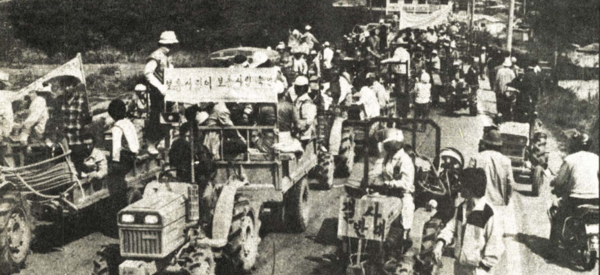 일산신도시 개발계획 전면 철회를 요구하며 농기구를 끌고 나와 가두시위를 펼치고 있는 일산 주민들.