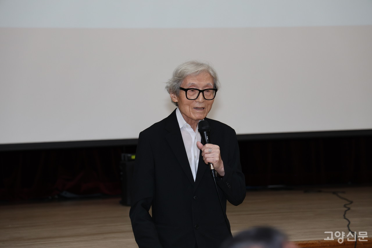 이기웅 열화당 대표가 '책의 미래, 종이의 미래'에 대해 이야기하고 있다.