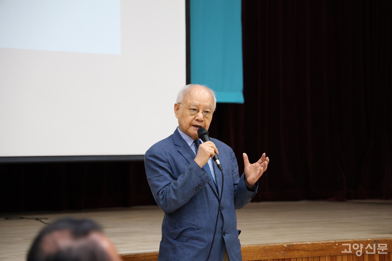 박영신 연세대 명예교수가 '지역사회의 미래, 시민의 미래'에 대한 생각과 당부를 전하고 있다.