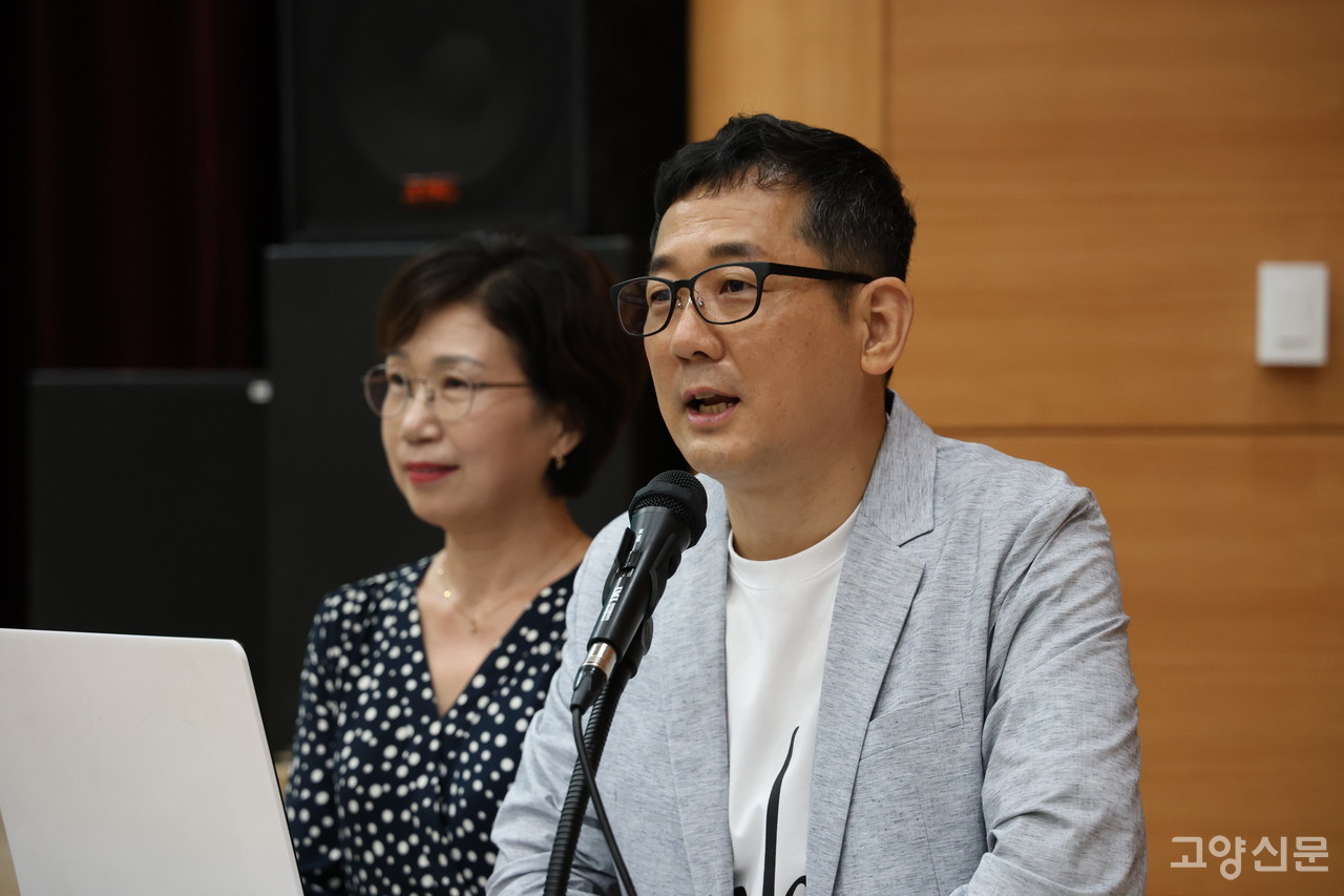 이날 사회를 맡은 고양신문 유경종, 정미경 기자.