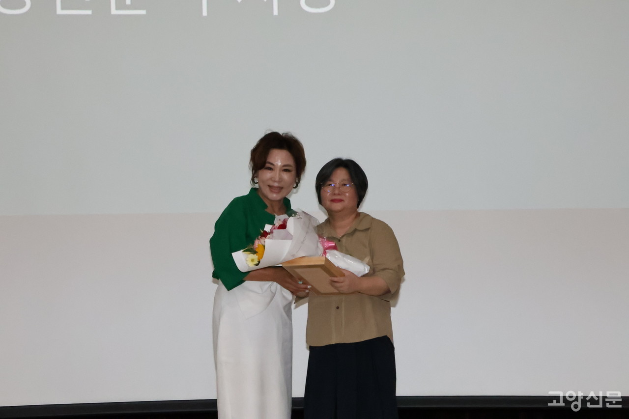 공로상을 수상한 김은정 고양신문 부사장(오른쪽). 소순희 고양신문 이사(왼쪽)가 시상했다.