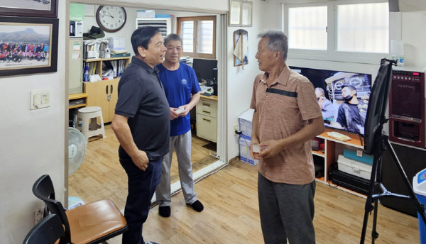  대덕동이 대덕 6통 경로당을 방문해 초복맞이 수박을 전달했다.