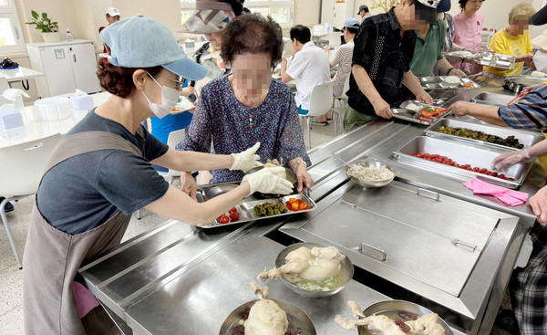 고양시향동종합사회복지관에서 저소득 지역주민에게 삼계탕을 제공하고 있다.
