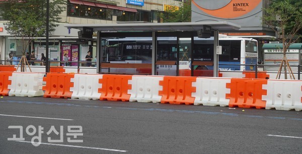 ﻿버스전용 중앙차로 버스정류장은 3월에 착공해 7월 말 개통 예정이다. 신호등, 정류장 부스 등 시설 공사는 이미 마무리된 것으로 보인다.