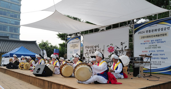 성석농악진밭두레보존회의 앉은반 풍물놀이.