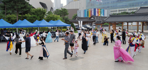 공연 마무리에는 모든 참여자들이 나와 시민들과 강강술래와 진도아리랑을 즐겼다.