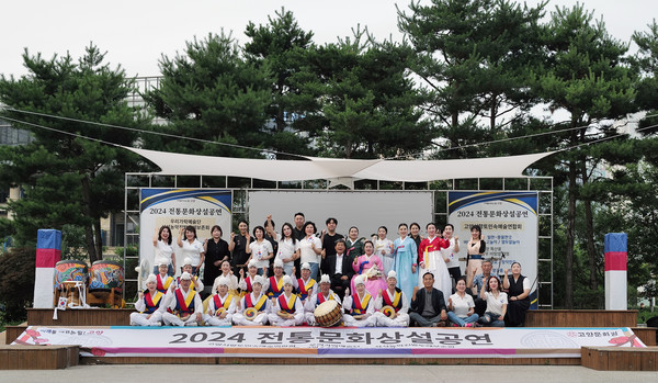 상설공연에 함께한 참여자와 내빈이 사진촬영을 했다.