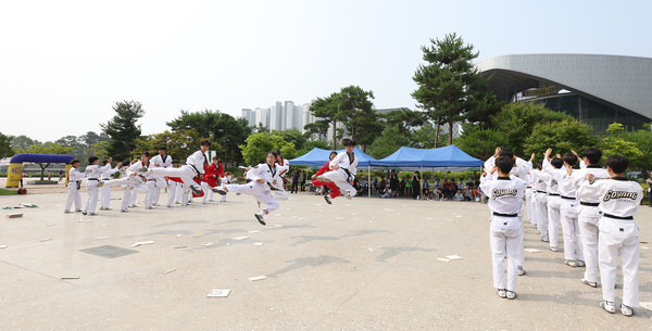 걷기를 마치고 들어오는 참여자를 위해 고양시태권도시범단이 공연을 하고 있다.