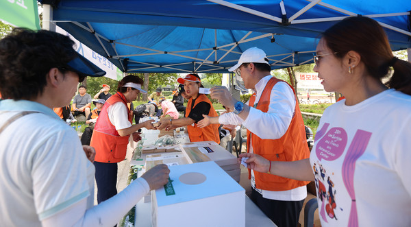 이날 푸짐한 행운권 추첨과 선물도 있었다. 연맹 관계자들이 참가자들에게 고생했다며 행원권 추첨을 알렸다.