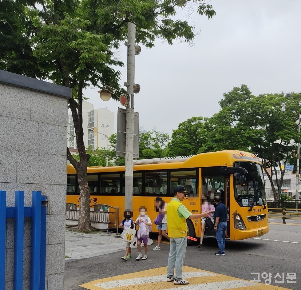 금계초등학교와 일산와이시티 아파트를 오가는 통학버스에서 내리는 학생들. 해당 버스는 학생들의 통학로 안전을 위해 도입됐지만 올해 하반기부터 운행 중단될 위기에 놓여 시의 지원이 절실한 상황이다.  